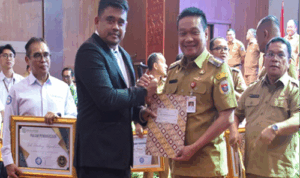 Bupati Humbang Hasundutan Terima Penghargaan UHC Prioritas dari Gubernur Sumut