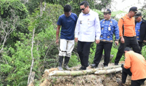 Bupati Humbang Hasundutan Tinjau Jalan Longsor di Desa Sampetua