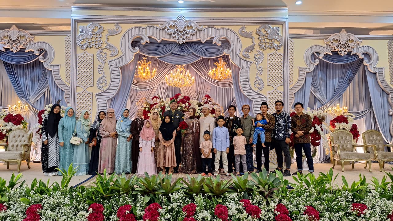 Dari kiri kekanan nampak nomor 6, Nyai Hj. Siti Khuzaimah, S.Pd.I.