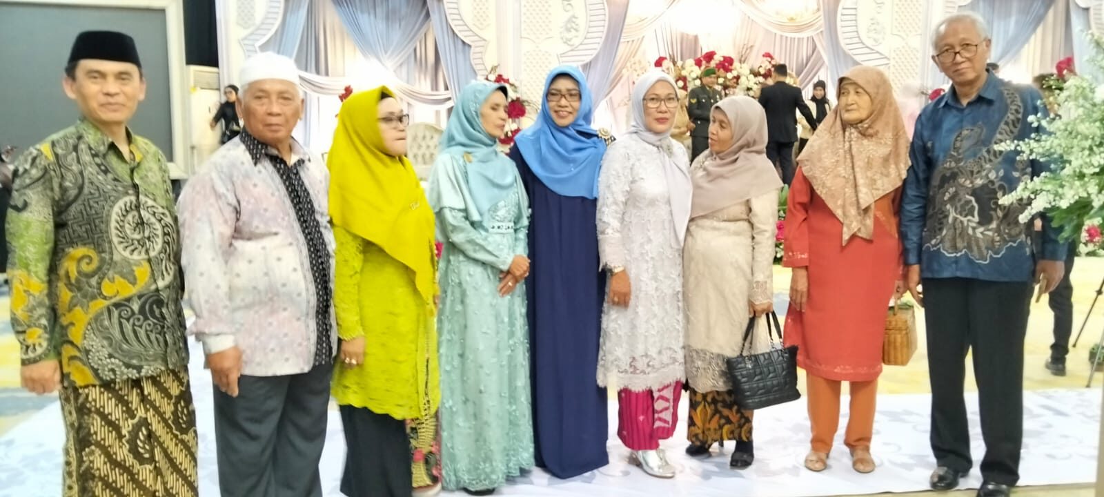 Paling kiri Almukarram K.H. Masrukhan Iskhaq, M.Pd.